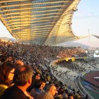 Fotballpublikum i aksjon inne på Olympiastadion i Athen i mai 2006.