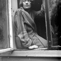 Ralph L. Wilson, "Edna i vindu", 1920-talet. Foto: Billedsamlingen, Universitetsbiblioteket i Bergen